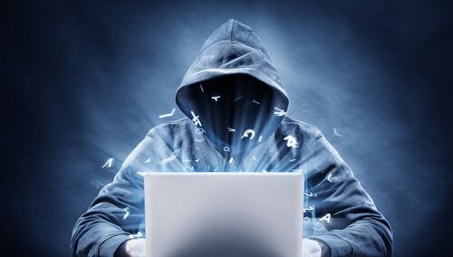 Homme pratiquant doxxing doxxing